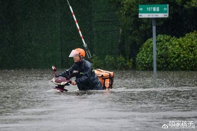 咱家孩子|亲历暴雨尖峰时刻洪水肆虐，夜幕降临下郑州一片汪洋，夜归人你们在哪里？