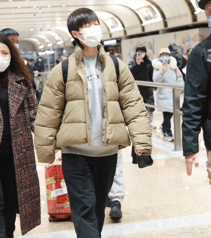 李宇春|李宇春机场造型依旧时尚，浅色羽绒服真飒，唯美还好看