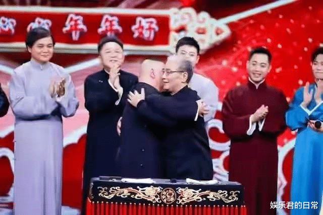 佟丽娅|48岁郭德纲深夜与好友聚会,饭后疑似醉酒走路缓慢,被人搀扶出门