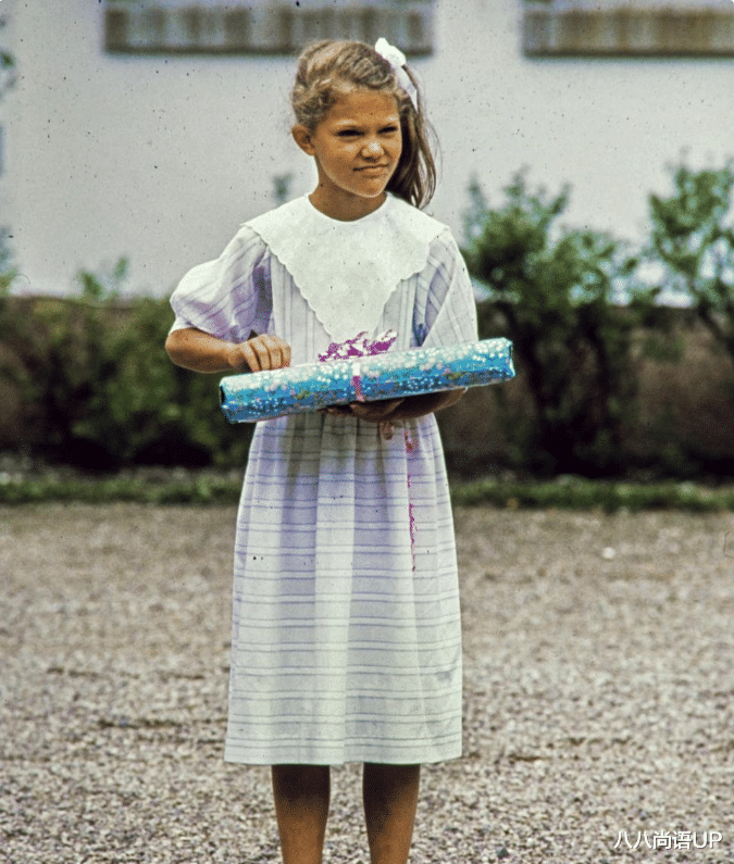 八八尚语UP|9岁女王储又穿妈妈衣服，粉色连衣裙甜美又淑女，莱昂诺尔也穿过