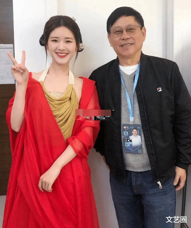 迪丽热巴|26位当红女星未修图曝光，与同一位工作人员合影，热巴惊艳赵丽颖温柔