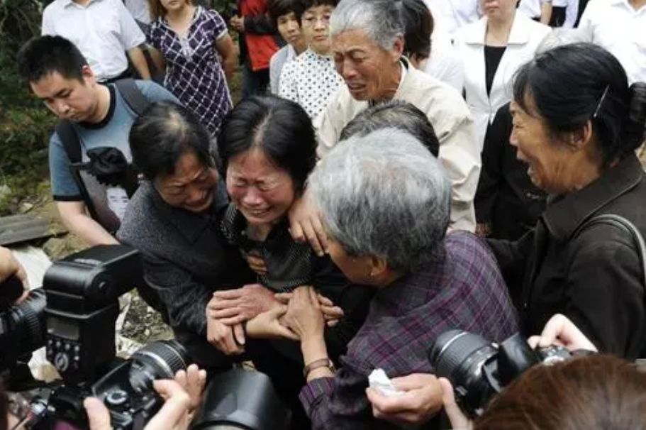 炎九|51岁谢阿姨哭诉：儿子意外离世，一年后儿媳要改嫁，还要带走孙女