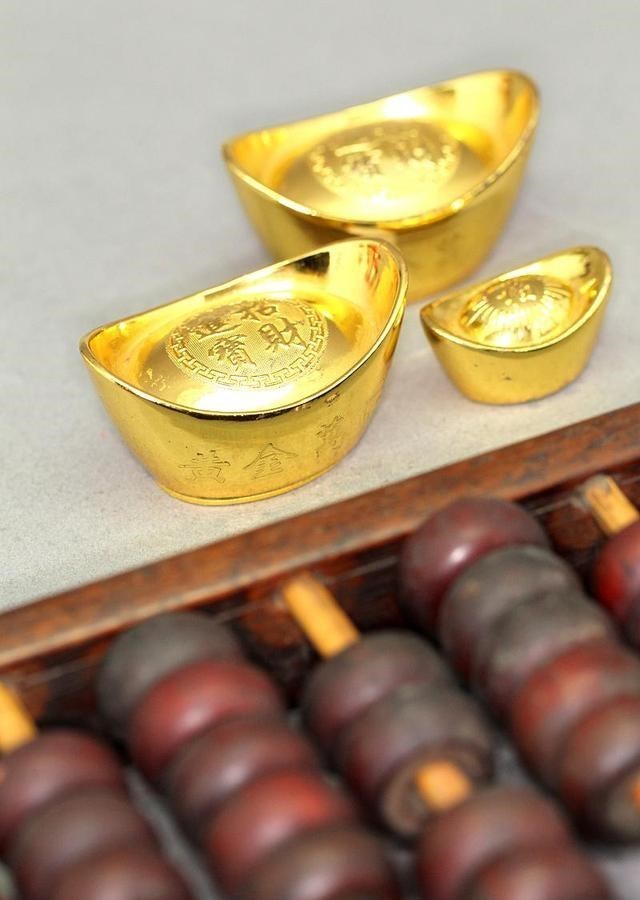黄金 农村老人家里有一两黄金，应该值多少人民币？