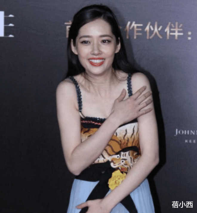 蓓小西|“郭碧婷”都嫁给豪门了还这么拼,穿吊带连衣裙亮相,又美出圈了