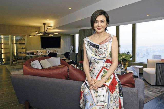 关之琳|关之琳越老越潇洒！深夜聚会被鲜肉揽肩包围，合照头挨头不顾忌