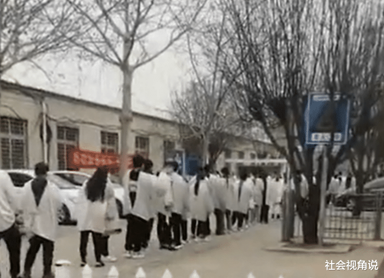 社会视角说 石家庄:科目四考试现场,众学员身披白袍神似“丧葬”,教练回应