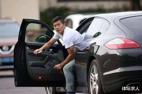 女排|女排富二代太低调，身价亿万不炫富不开豪车，比男足肯吃苦