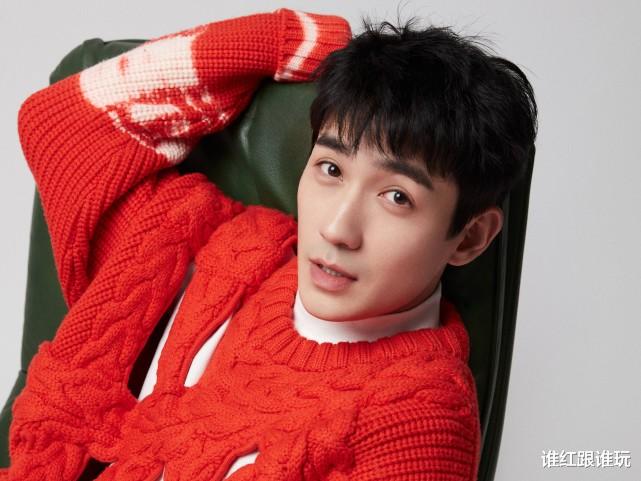 李易峰|李易峰搂着朱一龙的腰，传声：爱你一万年！春晚进行时互动太甜了