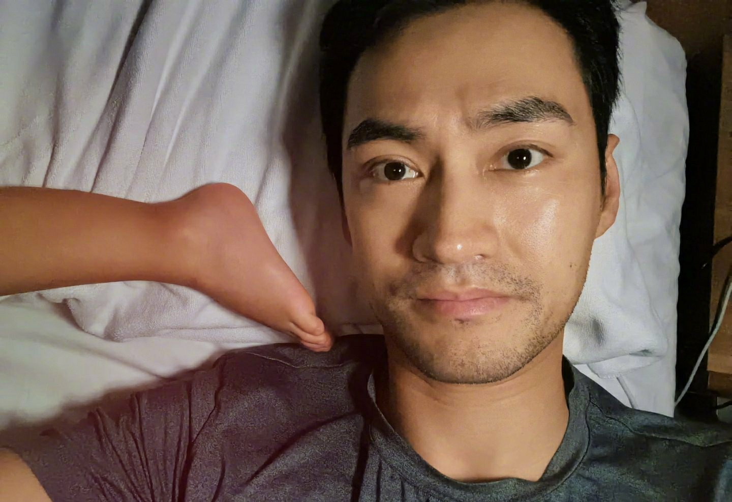 袁弘|袁弘晒“脏脚照”发感慨：天不亮就出门，还得骗她们说出去拍戏了