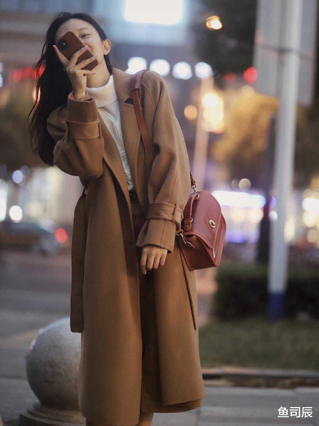 鱼司辰 秋冬、比黑白灰更炸街的是什么颜色？当然是大地色大衣，又飒又美