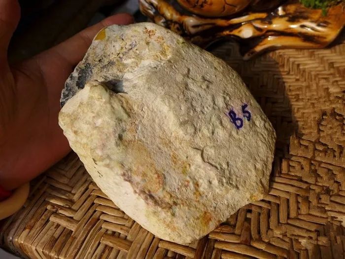 翡翠|4万块拿下的带藓原石，竟赌出两条冰阳绿手镯，赚翻了！