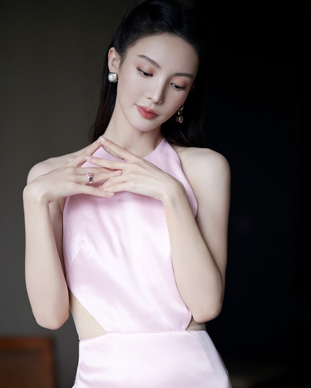 Lady变美日记 金晨为了展现好身材很用力，穿粉色裙子腰部挖两个洞，真会博眼球
