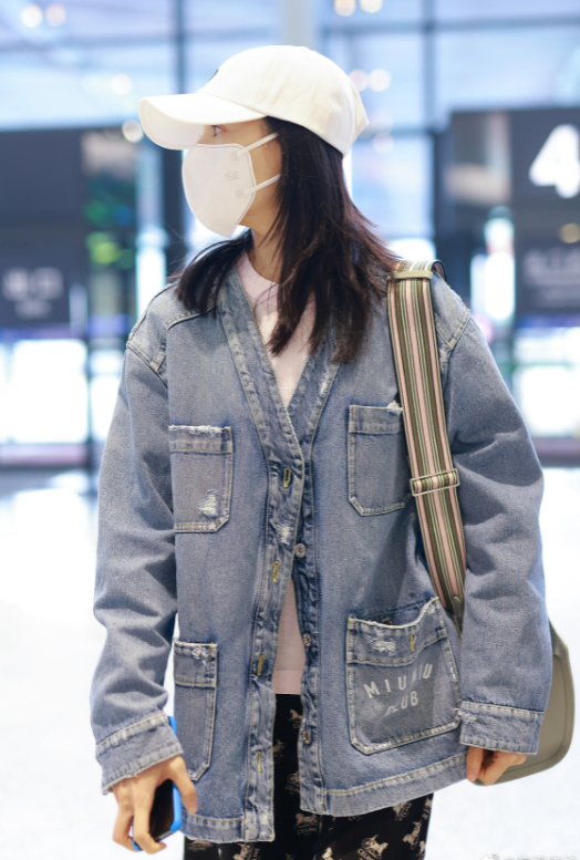 凡小屋 一件牛仔外套,让董洁年轻好几岁,可惜印花裙不够减龄