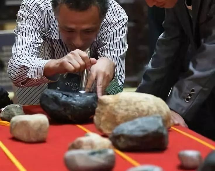 翡翠|4万块拿下的带藓原石，竟赌出两条冰阳绿手镯，赚翻了！