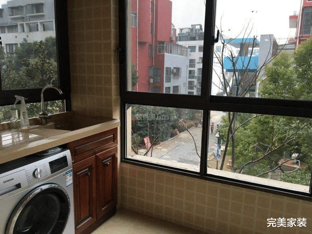 想将洗衣机放在阳台，应该如何做？牢记技巧，阳台实用又美观