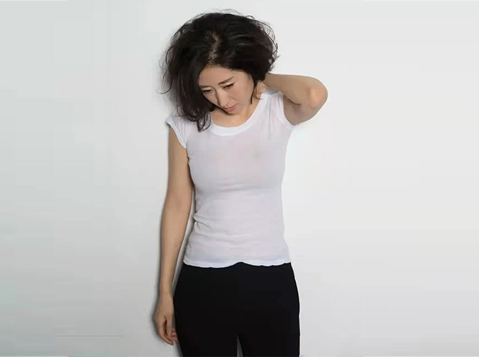 劉敏濤穿緊身白色T恤拍大片，頭發蓬松全程素顏，盡顯成熟知性美-圖5