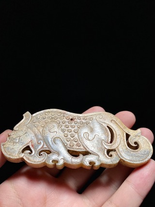 |汉 和田玉受沁 瑞兽 玉珮