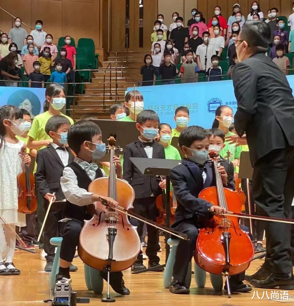 李易峰|8岁霍中曦穿西装照曝光，与妹妹牵手超有爱，两人宛如王子和公主