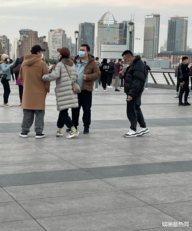 黄渤|黄渤跨年现身外滩,打扮低调接地气,一旁神秘女子身份引热议