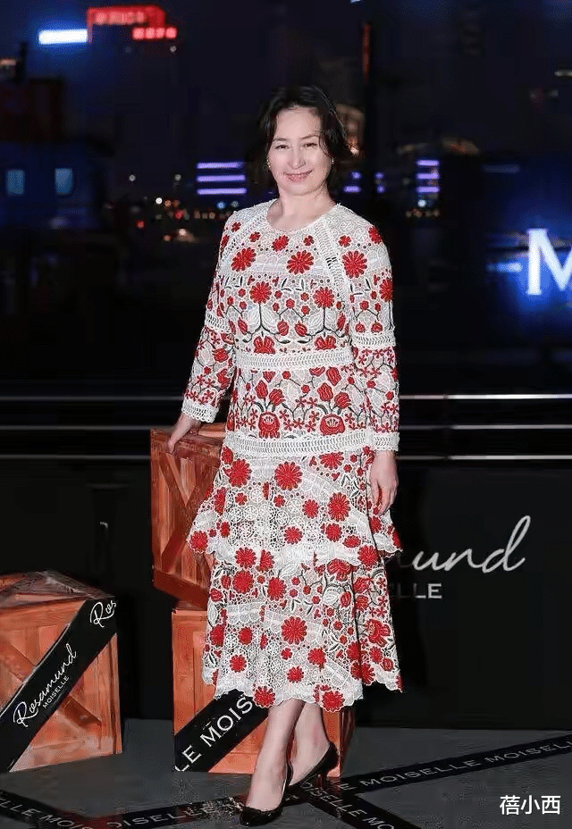 华晨宇|何超琼到底是赌王最爱的女儿,越老越高贵,穿连衣裙配短发真优雅