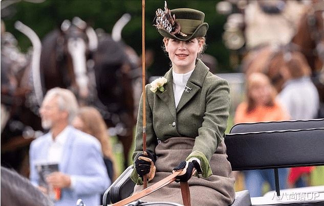 八八尚语UP|路易斯公主取代梅根,驾着马车飒爽英姿,不再是凯特婚礼上的花童