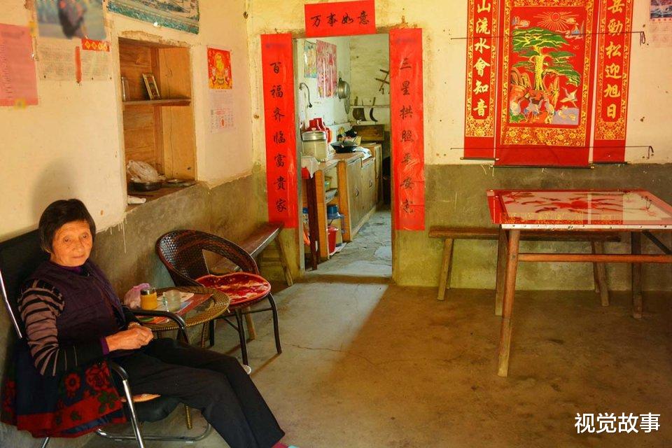 视觉故事 77岁奶奶住老屋60年不肯离开,亲戚常找不到“门”,看咋回事