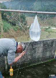  女生夏天还是少穿白色衣服出行吧，遇到下雨天打湿了真的很尴尬
