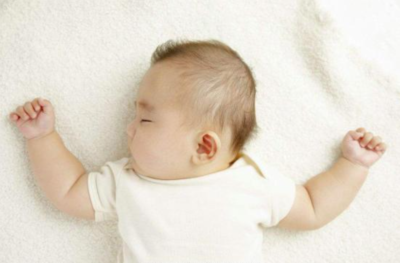 急诊室老苗|宝宝睡觉后举双手“投降”？真实原因不简单，家长们别往下拉了