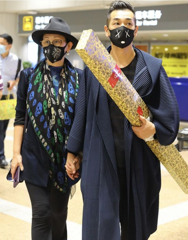 赵文卓|赵文卓夫妇走机场，赵文卓打扮时髦不输小鲜肉，小8岁妻子露老态