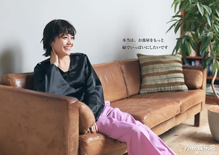 短发|松井爱莉，短发和简单配饰，以及展现出成熟可爱的整体连衣裙风格