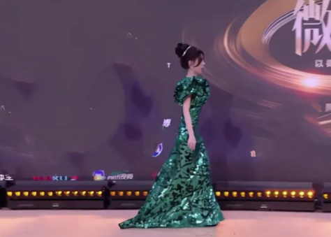 蒋欣|这7位女星，看脸无可挑剔，走红毯就像个笑话，各有各的缺点