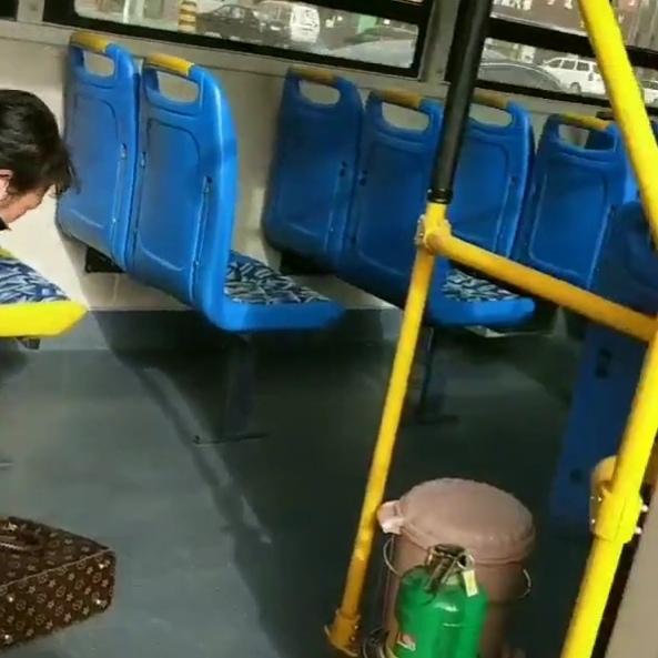 喝茶慢品 大妈疑似未带身份证，在公交车上下跪乞求乘车，最终被赶下车