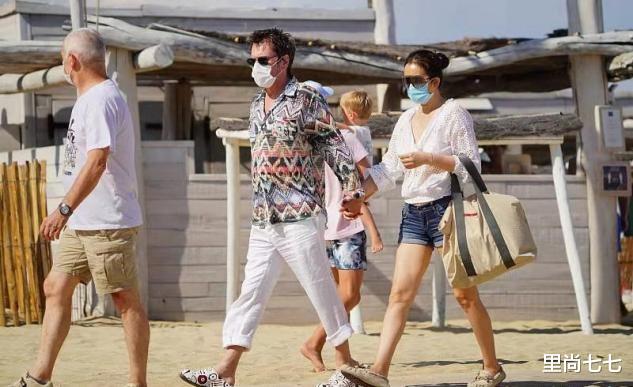 巩俐|巩俐终于做回小女人，穿深V热裤海滩散步，外籍老公全程牵手贴心