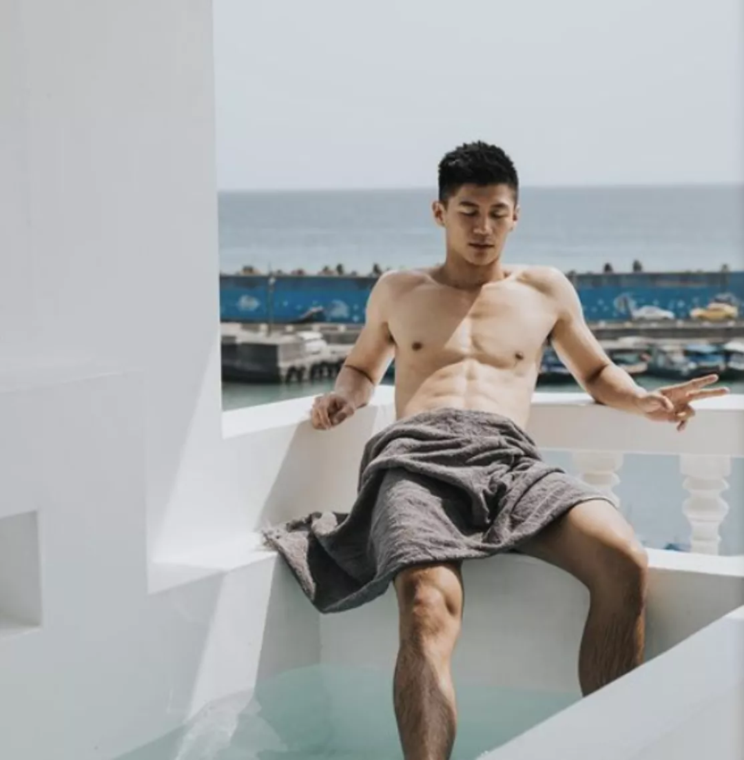 帅哥|泳池洗澡的极品帅哥，看完他这波硬照太可了