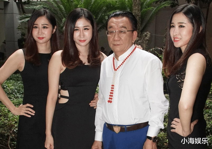 侯耀华|相声演员奇志办收徒仪式，74岁侯耀华坐C位，众弟子跪地齐喊师爷