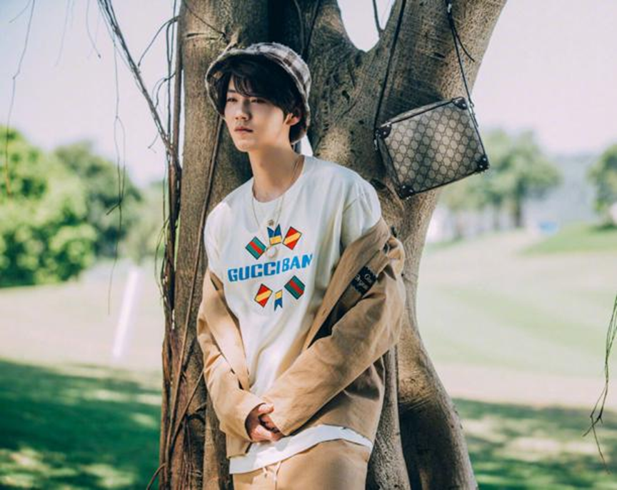 潮流搭配师甜甜|鹿晗“金色卷毛”发型真显嫩,复古造型散发英伦风,简单却有质感