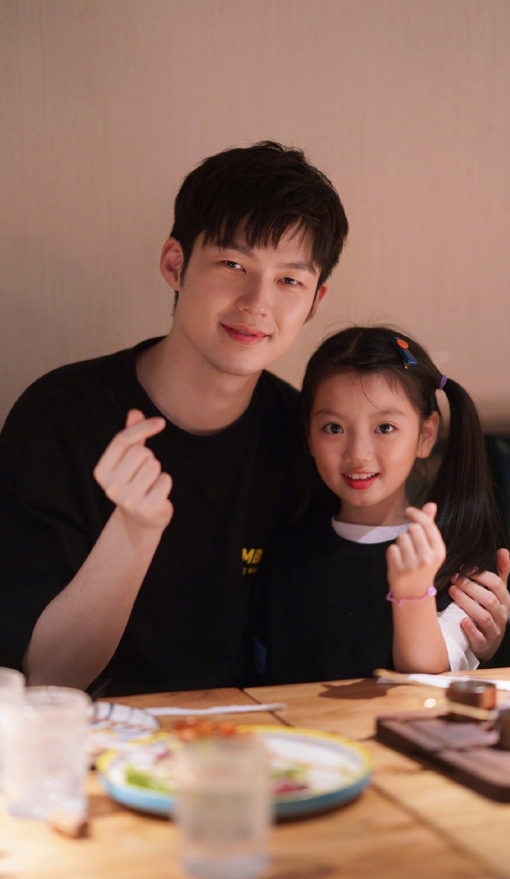 阿拉蕾|董力阿拉蕾相聚过父亲节，父女俩久违同框，相处有爱，画面超温馨