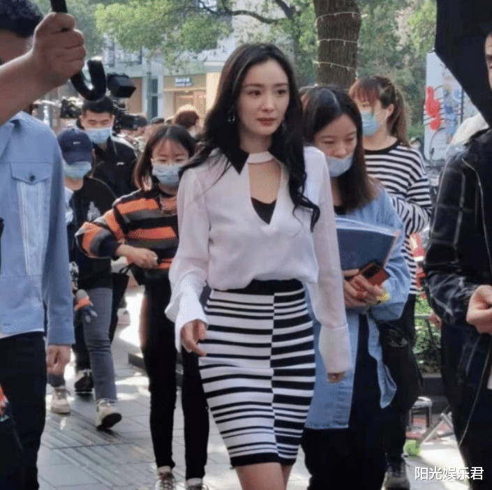 张亮|谁红跟谁玩？张小斐私下悄悄探班杨幂，两人关系不言而明