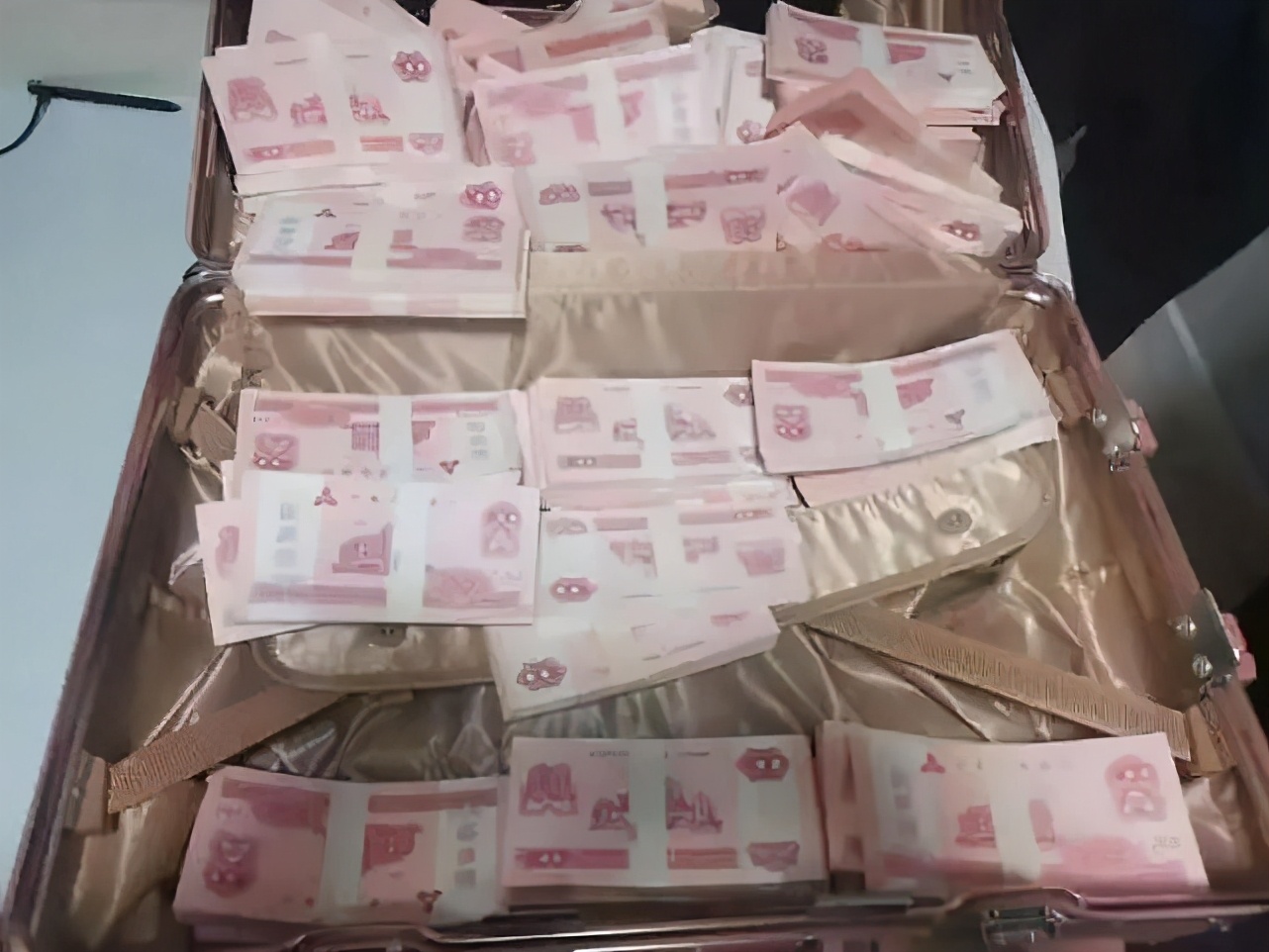 亚洲播报一姐 爱情使人失去理智？53岁男友送“131万元”天价彩礼，开箱后看傻眼