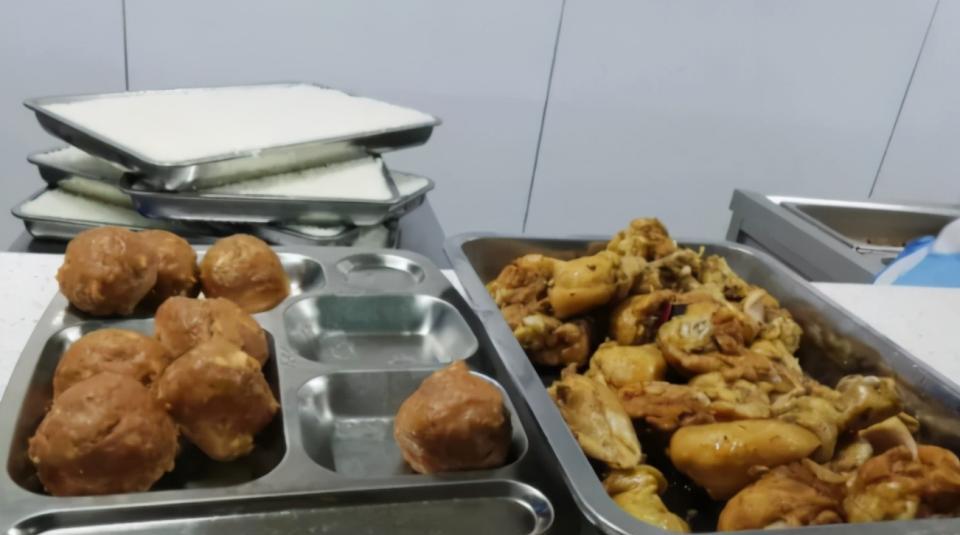 高秀花说育儿|湖南一中学校长，站垃圾桶旁当面吃学生剩饭，网友有点赞也有质疑