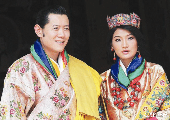 旺楚克|29岁佩玛王后出访日本，只有黄金发箍当王冠，用颜值身材撑场子