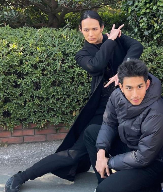 jojo|假面骑士圣刃花絮纪念照引热议 大秦寺至少是十年起步的JOJO粉