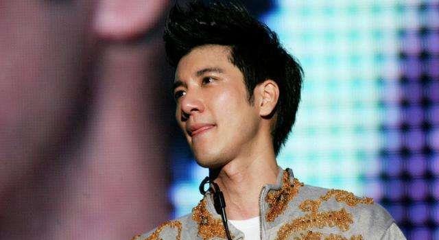 王力宏|王力宏事件再发酵，演唱的片尾曲被除名，或将连累三小只和刘亦菲