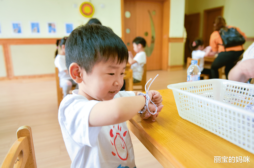 丽宝的妈咪|有几类孩子在入园后，容易被同学当“软柿子”捏，注意别忽视
