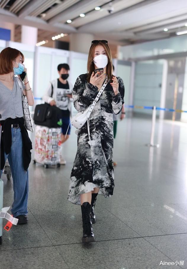 Ainee小屋|弦子的衣品真大方,黑白印花裙配长靴,身材气质都挺有样儿的