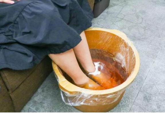 兰兰侃视界|女人来大姨妈时,若有3个表现,很遗憾,绝经期或许提前到了