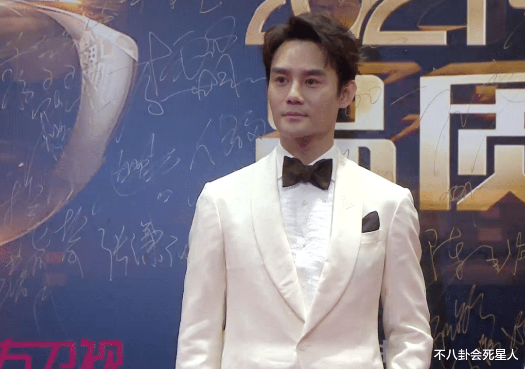 杨紫|女星走红毯火力全开：吴谨言全身涂粉，倪妮露排骨胸，杨紫又瘦了