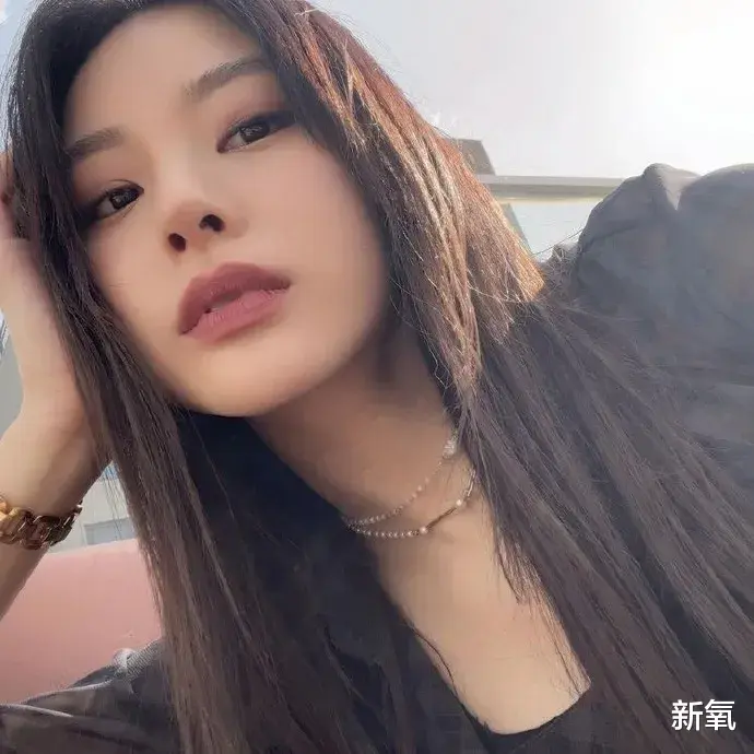整形|一个抬眸就涨粉200万，她的恶女颜早已预定年度新晋整形模板了？