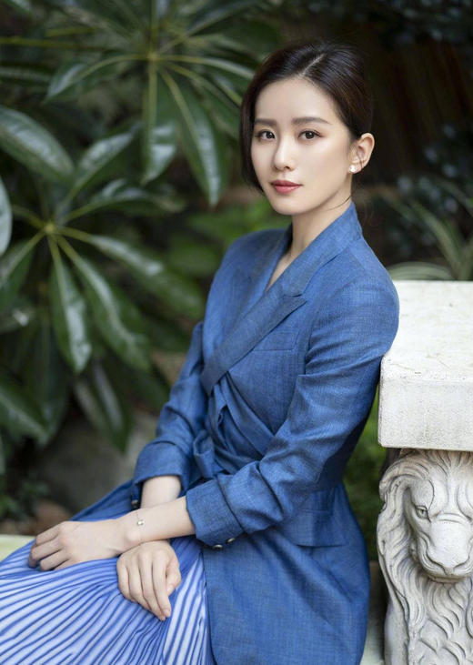 刘诗诗|刘诗诗才是真“气质美”,同色系西装搭百褶裙,简约却充满大牌范