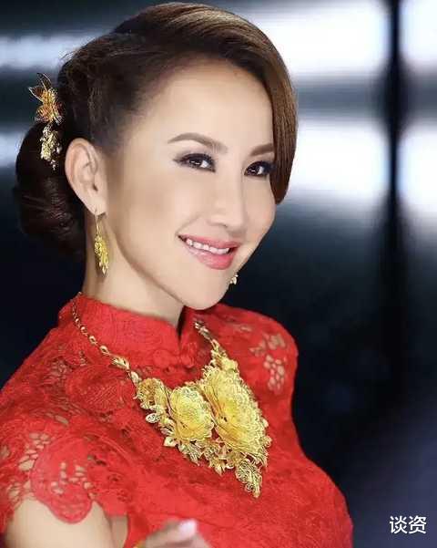 李玟|46岁李玟现身机场，打扮朴素也难挡女神范，孤身一人被赞很随和